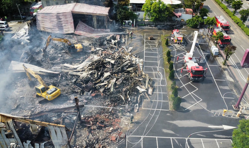 苗栗市一家連鎖品牌火鍋店20日發生火警，火勢在撲滅後一度復燃且迅速擴大蔓延，消防局下午配合怪手開挖將火勢完全撲滅，現場數百坪建築付之一炬，宛如廢墟。（苗栗縣消防局提供）中央社記者管瑞平傳真  113年6月20日