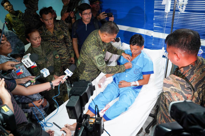 菲律賓軍方慰問17日在南海遇中國海警衝突時失去右手拇指的海軍人員。（圖取自twitter.com/TeamAFP）