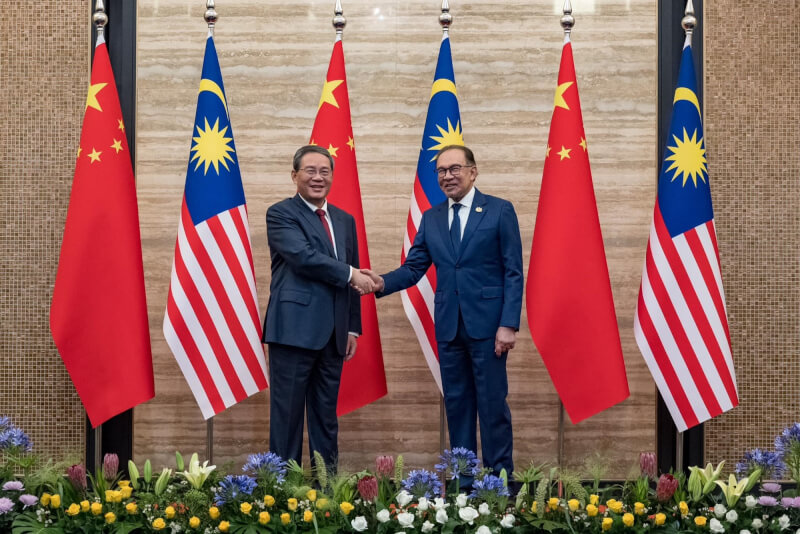 中國總理李強（左）19日赴馬來西亞會見首相安華（右）。（圖取自facebook.com/anwaribrahimofficial）