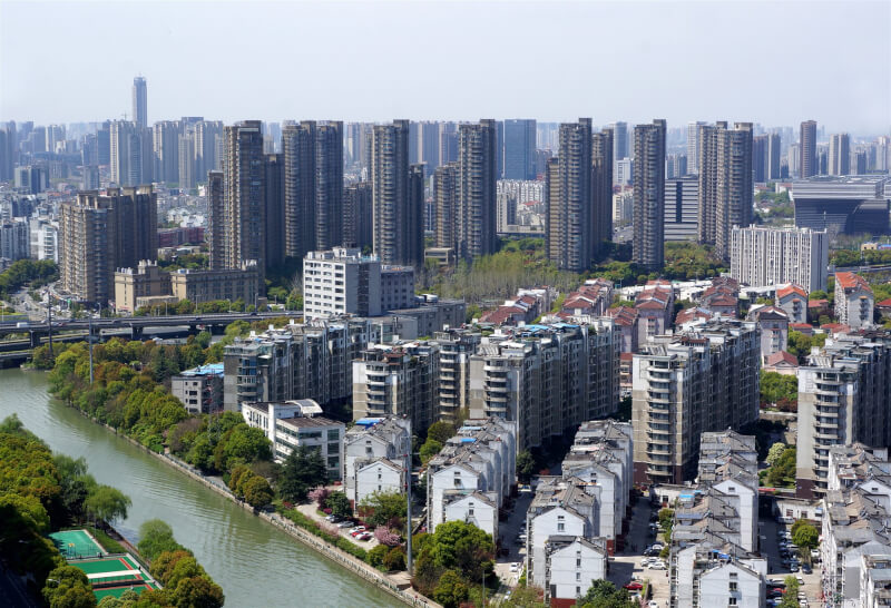 為重振與調整中國房地產市場，目前已有約30個城市頒布政策，鼓勵「去庫存」，由國企收購商品房。圖為江蘇常州房屋。（中新社）