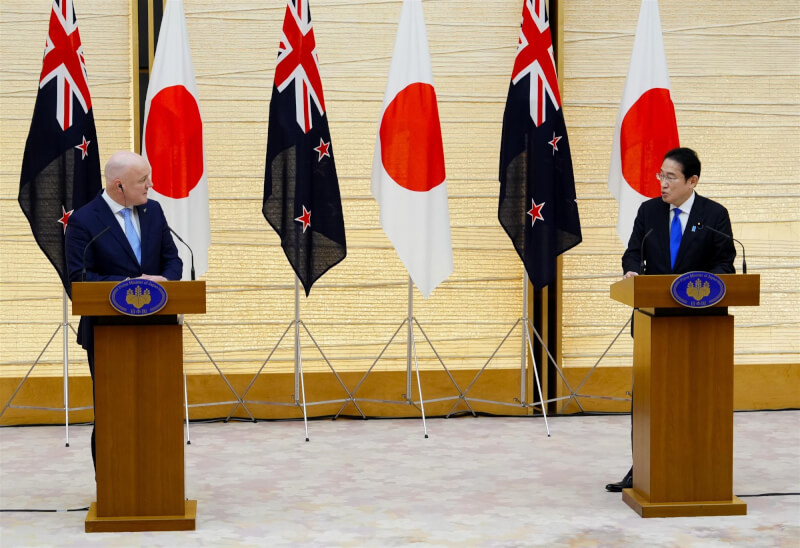日本首相岸田文雄（右）與紐西蘭總理盧克森發表聯合聲明，對南海緊張情勢加劇表達擔憂。（共同社）