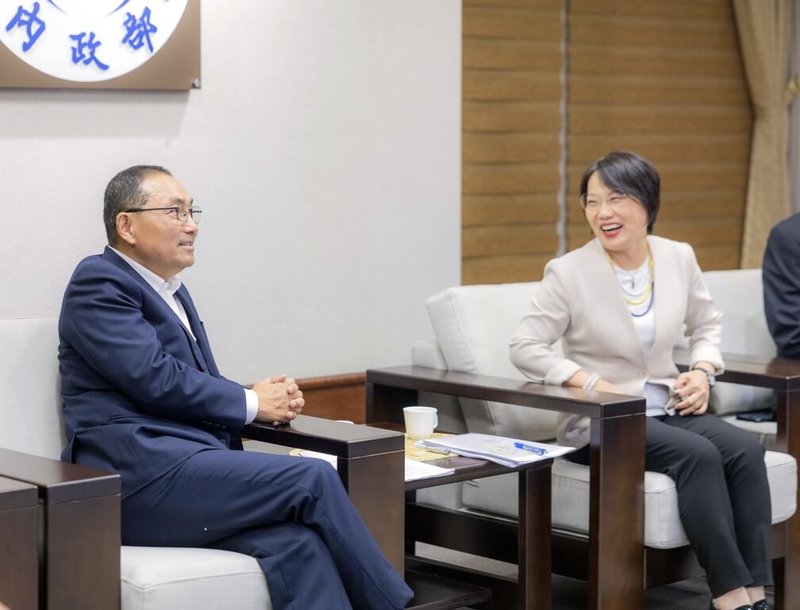 新北市長侯友宜(左)21日下午帶隊前往拜訪內政部長劉世芳(右),針對新北都市計畫及城市建設等多項議題交換意見,盼中央各機關協助新北推動各項建設,一起讓台灣更好。(新北市新聞局提供)中央社記者黃旭昇新北市傳真 113年6月21日