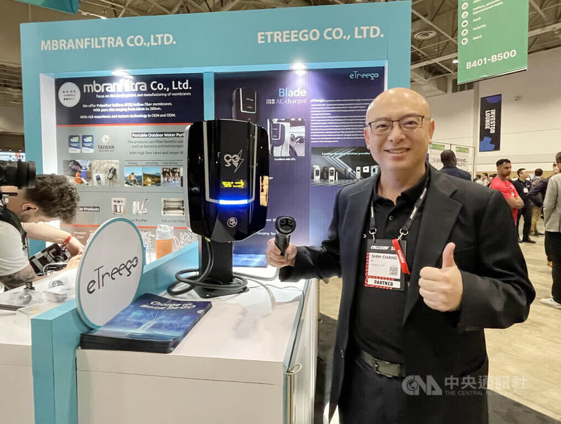 由台灣工研院栽培的「起而行綠能」公司(eTreego)由業務總監李世章帶著公司主力產品電動車充電樁,前來多倫多參加「創新科技展」,探尋合作商機。中央社記者胡玉立多倫多攝 113年6月21日