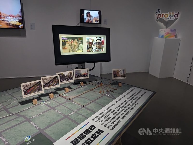台北當代藝術館與社團法人台灣彩虹平權大平台協會合作推出Q POWER展，展中也以模型呈現台灣歷年同志遊行路線。中央社記者王寶兒攝  113年6月21日