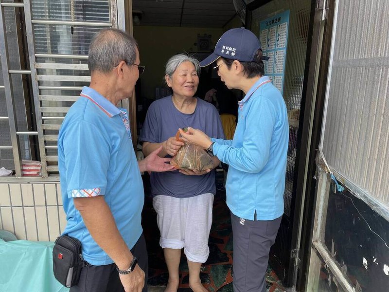 花蓮縣超過半數鄉鎮市長者人口數超過2成，縣府推出動獨居長者關懷，包含電話問安、到府關懷及陪伴等服務。（民運里長、志工林美靜提供）中央社記者張祈傳真  113年6月21日