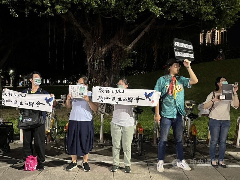 「高雄大路過3.0」行動21日晚間在高雄中央公園登場，大批民眾聚集在中山路、五福路一帶，有人舉著手牌、布條等表達「反國會濫權」訴求。中央社記者林巧璉攝  113年6月21日