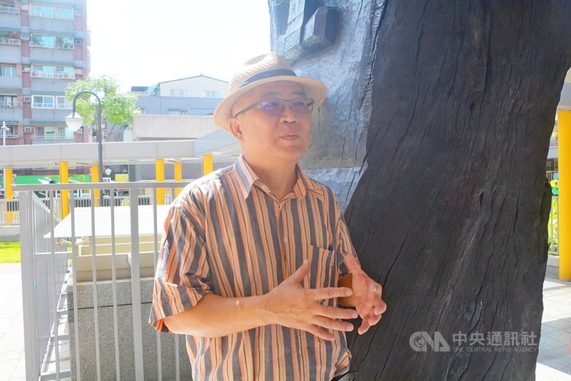 台藝大雕塑系主任賴永興(圖)應邀為新北市忠孝國中新校舍施工過程中所挖出古木進行藝術創作,作品21日隨校舍啟用同步揭幕,賴永興也到場分享創作理念。中央社記者黃旭昇新北市攝 113年6月21日