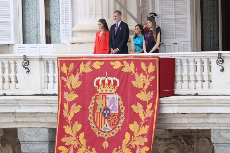 西班牙國王菲利佩六世（Felipe VI）19日登基滿10週年，慶祝活動從早排到晚，包括閱兵典禮、公開演說等，王室成員包括王后雷蒂西亞（Reina Letizia，右2）、蕾歐諾兒公主（Princesa Leonor，左）、蘇菲亞公主（Princesa Sofía，右）都陪同出席，一路展現親民作風。（西班牙王室提供）中央社記者胡家綺馬德里傳真 113年6月21日