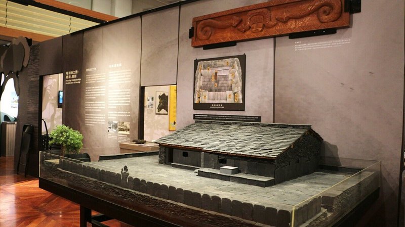 高雄市立歷史博物館推出「三社三味-展高雄茂林特展」,展出萬山社石板藝術家馬樂所製多納石板屋模型。(高史博提供)中央社記者林巧璉傳真 113年6月21日
