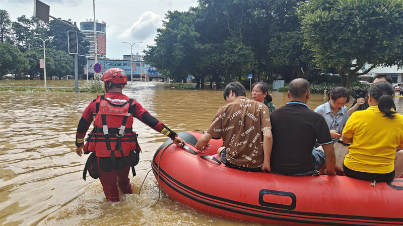 中國廣西桂林近日發生26年來最大洪水，城市內澇嚴重。圖為救難人員用橡皮艇救人。（中新社）
