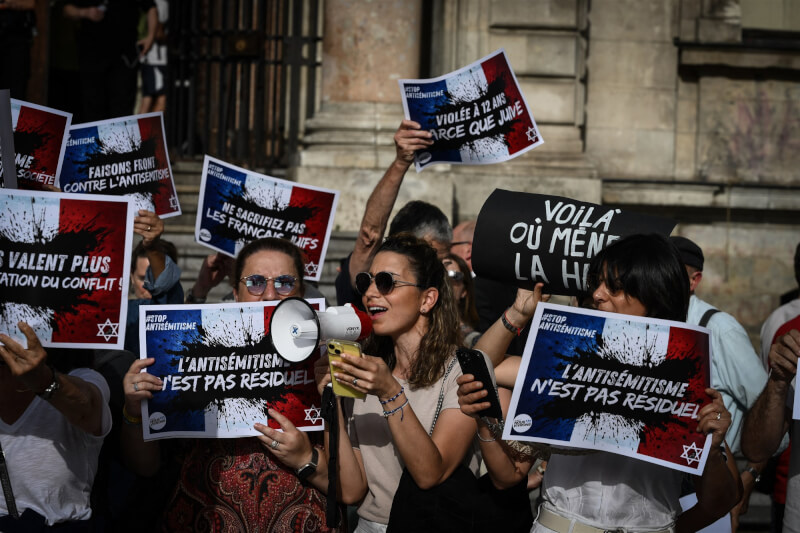法國一名猶太女孩被輪姦引發全國憤慨，群眾20日在里昂抗議反猶主義和性侵文化。（法新社）