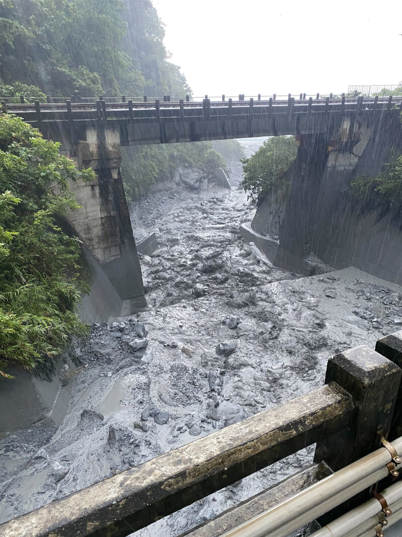 橋梁附近大雨沖刷下的泥水。(民眾提供)