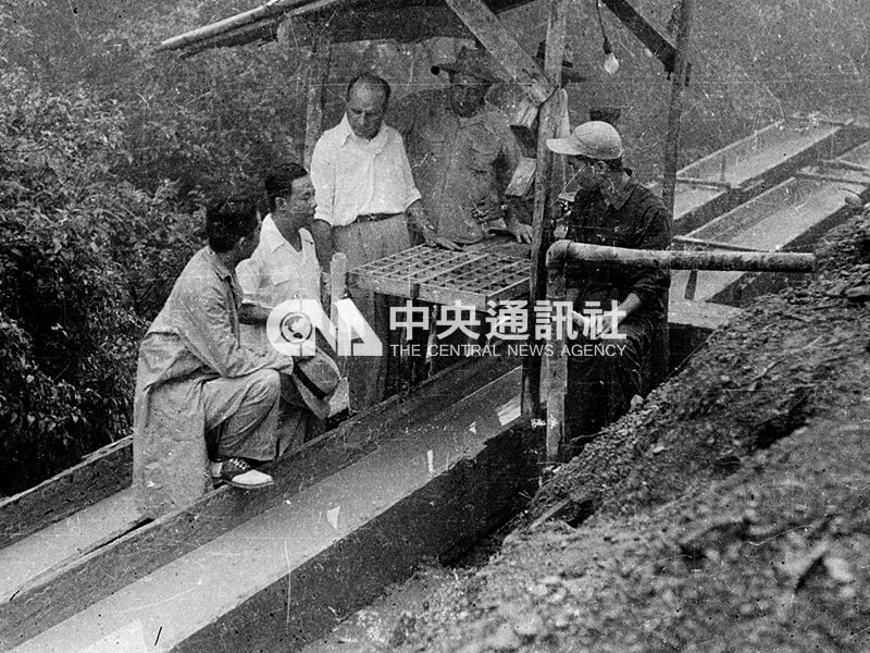 圖為中油公司台灣油礦探勘處副處長吳德楣（左1）、地質學家張錫齡（左2）向戴克（左3）及施幹克（左4）說明新油井取樣出的碎石子概況。中央社記者鄧錦輝攝　41年6月22日