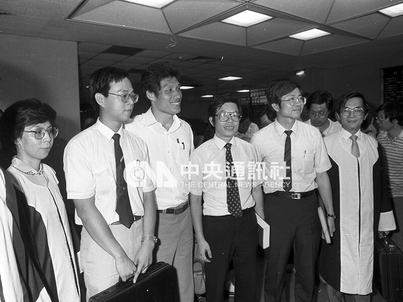 612事件被告謝長廷（左5）、洪奇昌（左6）和江蓋世（左4）、在律師陳水扁（左7）陪同下應訊。中央社記者陳明仁攝　76年6月23日