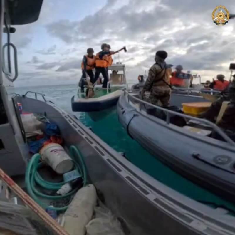 菲律賓軍方19日公布影片顯示，中國海警人員對菲律賓海軍船隻揮舞刀斧。（圖取自x.com/TeamAFP）