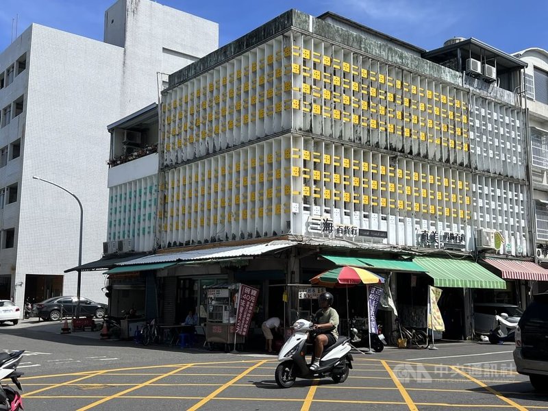 「台灣戰後經典手繪施工圖建築展暨呂阿玉建築特展」即日起在公東高工展出，展覽並安排展出台東非典型建築家呂阿玉的作品。圖為呂阿玉在台東市光明路一帶所設計的三海百貨行。中央社記者盧太城台東攝  113年6月22日