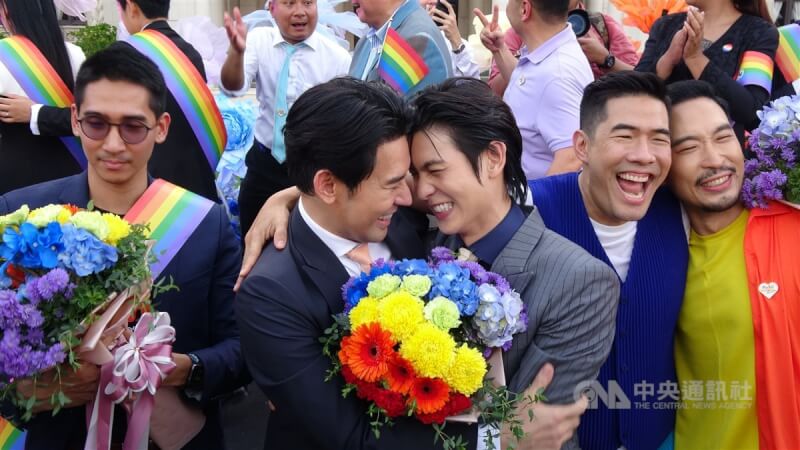 泰國國會18日通過民事與商事法修正案,同婚合法化預計在2024年底正式上路。18日傍晚總理府舉辦慶祝活動,參與活動的同志伴侶激動相擁。中央社記者呂欣憓曼谷攝 113年6月19日