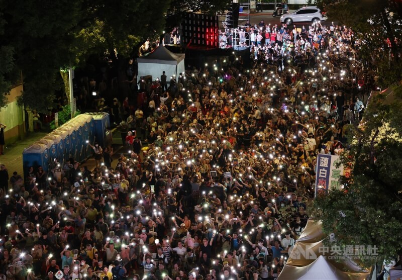 立法院21日表決國會職權修法覆議案,最終覆議案遭否決,闖關失敗。場外集結民眾在結果出爐後並未離去,入夜後持續有人潮湧入。中央社記者張新偉攝 113年6月21日