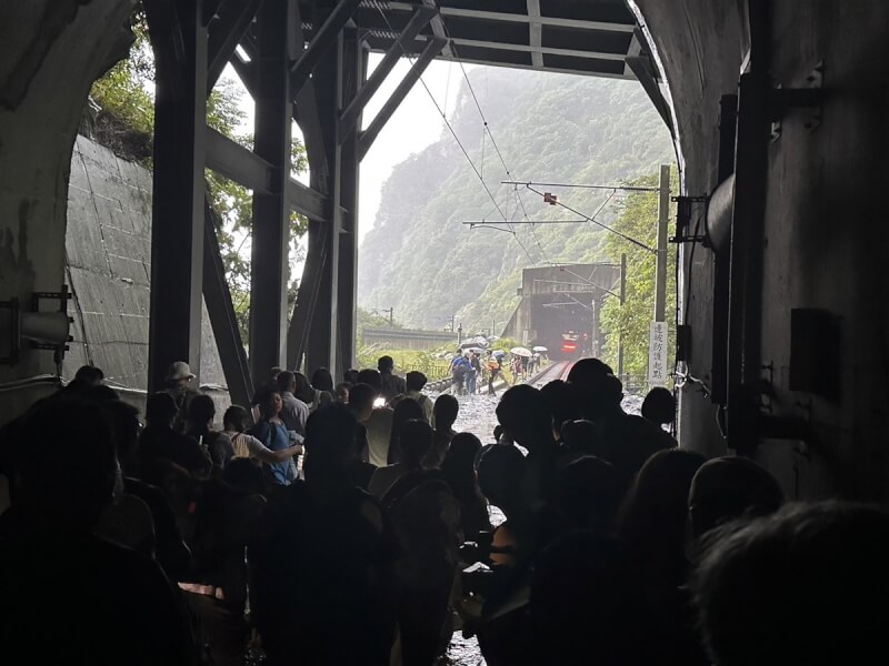台鐵229班次新自強號21日下午在和仁路段疑撞上落石,造成列車機車頭出軌。圖為隧道內乘客依台鐵人員指示等待接駁。(民眾提供)中央社記者張祈花蓮傳真 113年6月21日