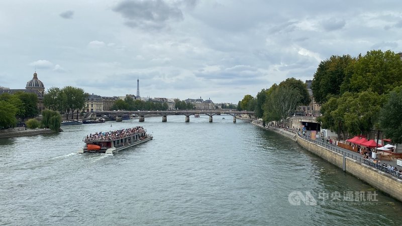 奧運倒數一個半月，但21日公布的塞納河水質檢測分析顯示，河水污染嚴重，仍未達可游泳標準。使塞納河整治成政府棘手難題，結果充滿變數。中央社記者曾婷瑄巴黎攝 113年6月22日