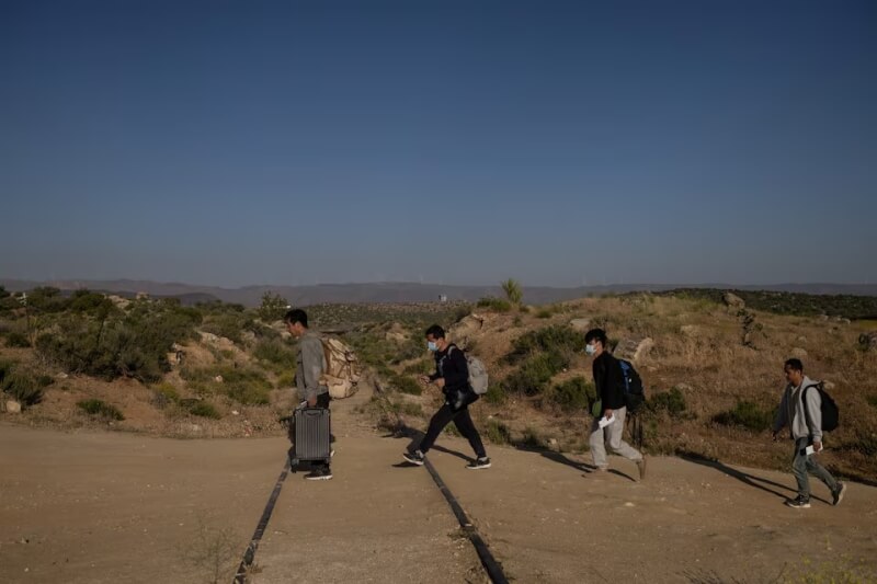 墨西哥近來有百餘人死於高溫，極端高溫也成了移民的新敵人，當局呼籲民眾不要前往美墨邊境。圖為5月15日移民從墨西哥進入美國。（路透社）