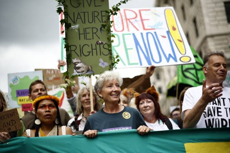 艾瑪湯普遜（前中）等數千示威者22日在倫敦市中心遊行，呼籲緊急採取政治行動修復大自然。（法新社）