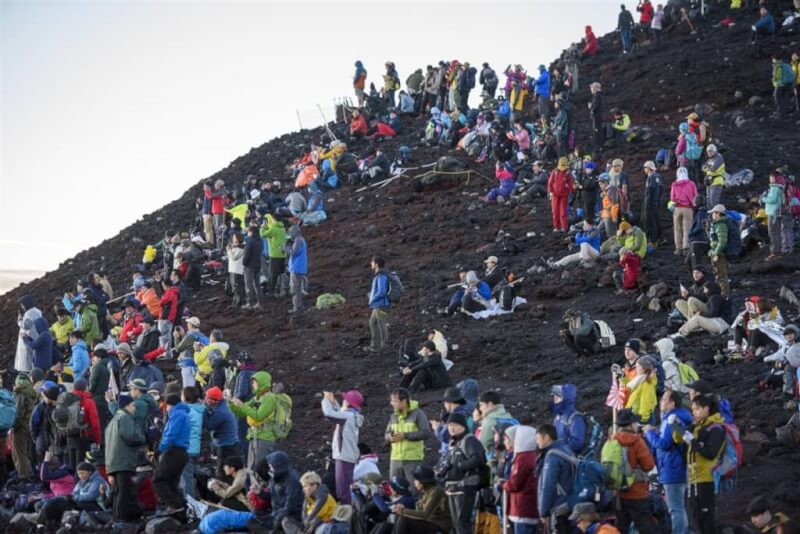富士山去年开山期间涌入大批登山人潮。（山梨县政府提供）