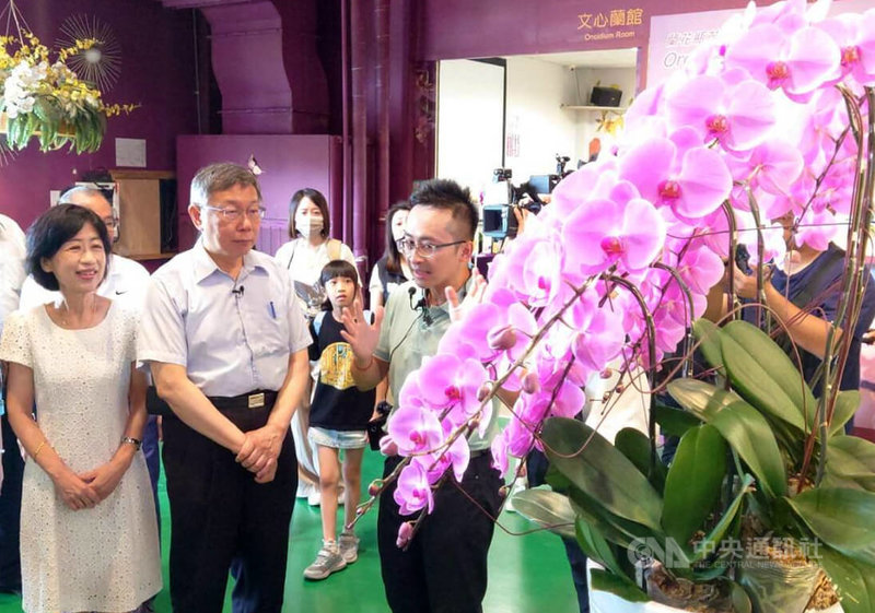 民眾黨主席柯文哲(前左2)23日在台南安排多場地方參訪行程,上午前往六甲區蘭都觀光工廠,了解產業發展。中央社記者楊思瑞攝 113年6月23日