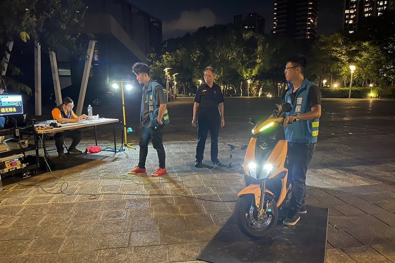 桃園市政府警察局桃園分局21日及22日晚間擴大臨檢勤務,與環境保護局聯手執行「靜桃專案」,針對改裝車聯合稽查,共稽查汽、機車28輛,檢測不合格噪音車輛13輛。(桃園市警局桃園分局提供)中央社記者吳睿騏桃園傳真 113年6月23日