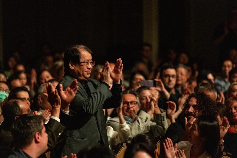 朱宗慶打擊樂團22日首度登上巴黎夏沃音樂廳舞台,演奏充滿爆發力,全場滿座觀眾掌聲久久不息。藝術總監朱宗慶(站立者)表示,結束這趟法國演出後,團隊將帶著這份鼓動的能量繼續前進。(朱宗慶打擊樂團提供)中央社記者趙靜瑜傳真 113年6月23日