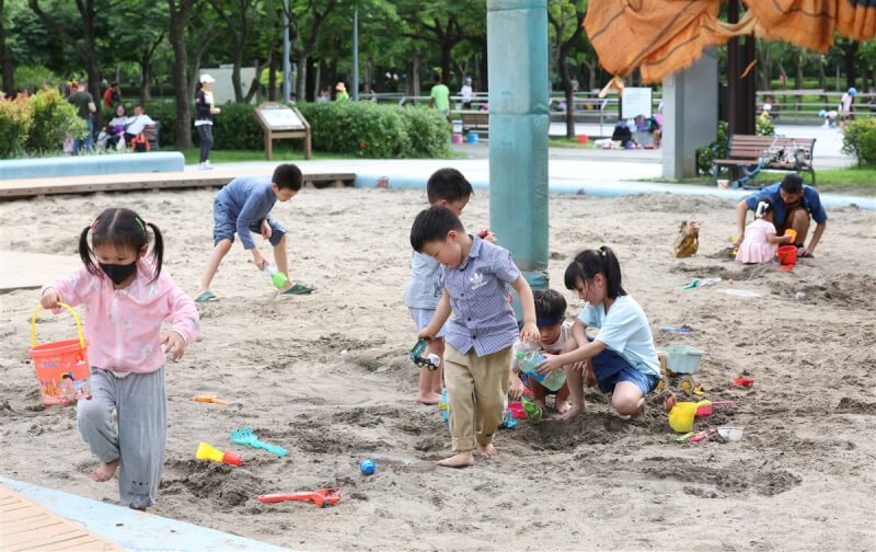 圖為10日台北大安森林公園沙坑有玩沙孩童戴著口罩遊憩。（中央社檔案照片）