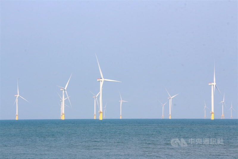 圖為位於苗栗竹南龍鳳漁港外海的風機。（中央社檔案照片）