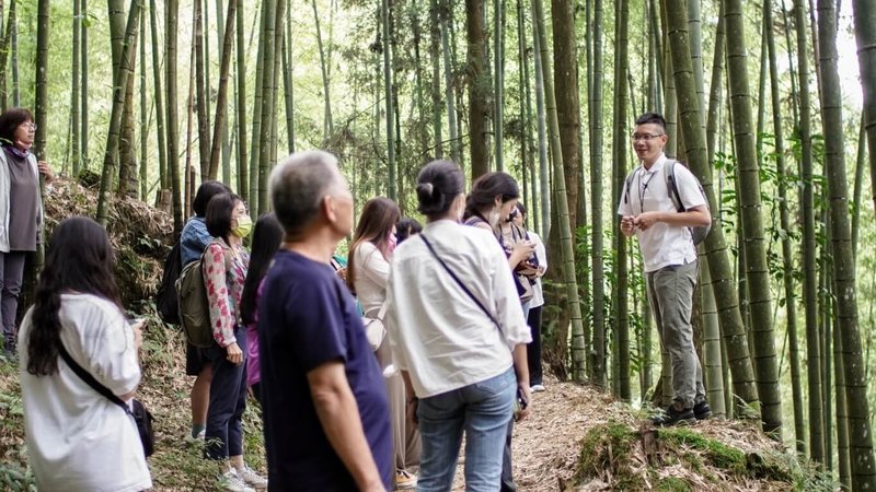 台灣森林保健學會理事林家民（右）表示，短期階段完成森林療癒師認證制度，目前進行到中程的產業化階段，國內已有45名森林療癒師，未來長期階段會跟衛生福利、醫療接軌。（林家民提供）中央社記者楊淑閔傳真 113年6月23日