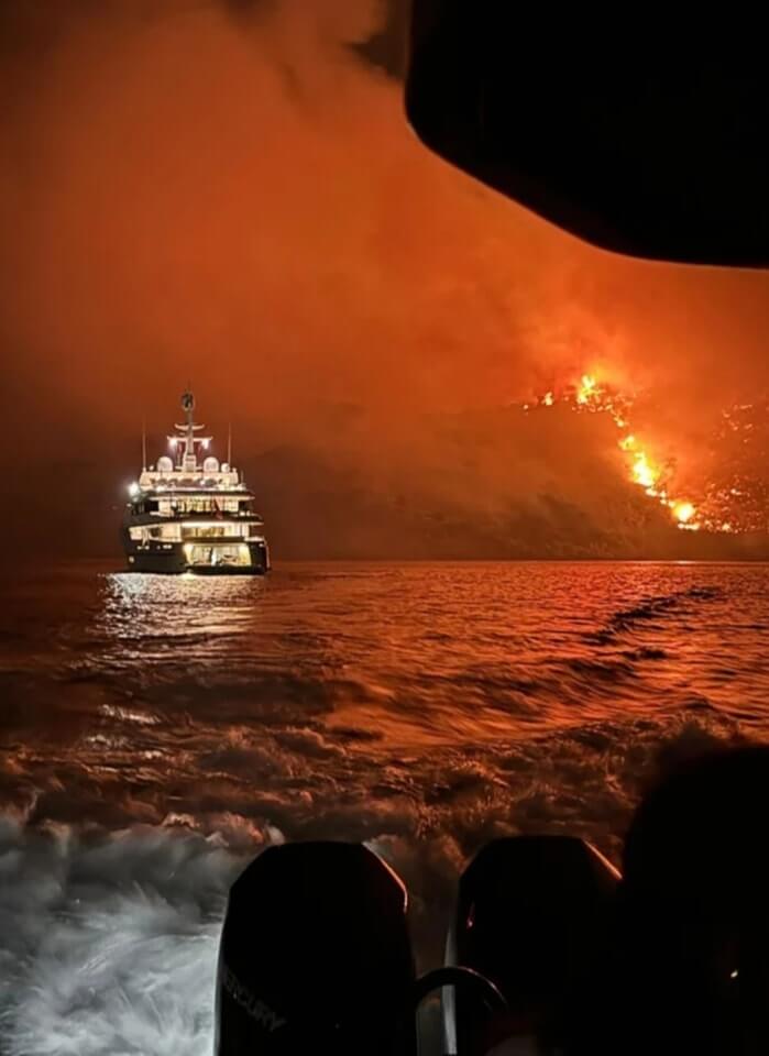 希臘赫德拉島消防隊在臉書發了一張島上森林大火的照片。（圖取自facebook.com/epoxikoipirosvestes）
