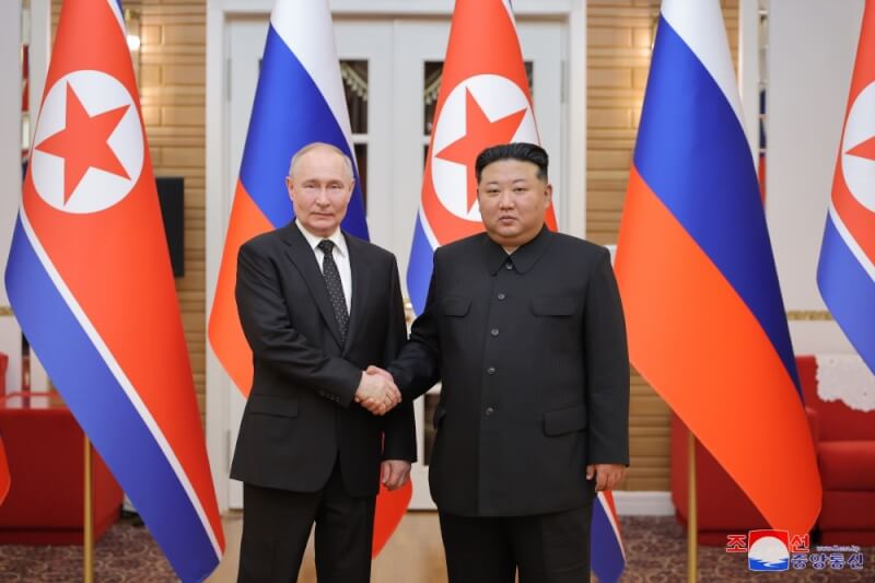 俄羅斯總統蒲亭（左）19日在平壤與北韓領導人金正恩（右）見面。（圖取自北韓中央通信社網頁kcna.kp）
