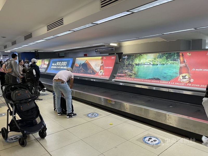 瓜地馬拉總統阿雷巴洛視察拉奧羅拉國際機場後發現，6條行李輸送帶中有5條故障，經他要求限期改善後，已增加第2條運作，行李出關的掃描檢驗設備仍然故障，須要人工逐一查驗，系統如同虛設中央社記者李登文瓜地馬拉攝  113年6月24日