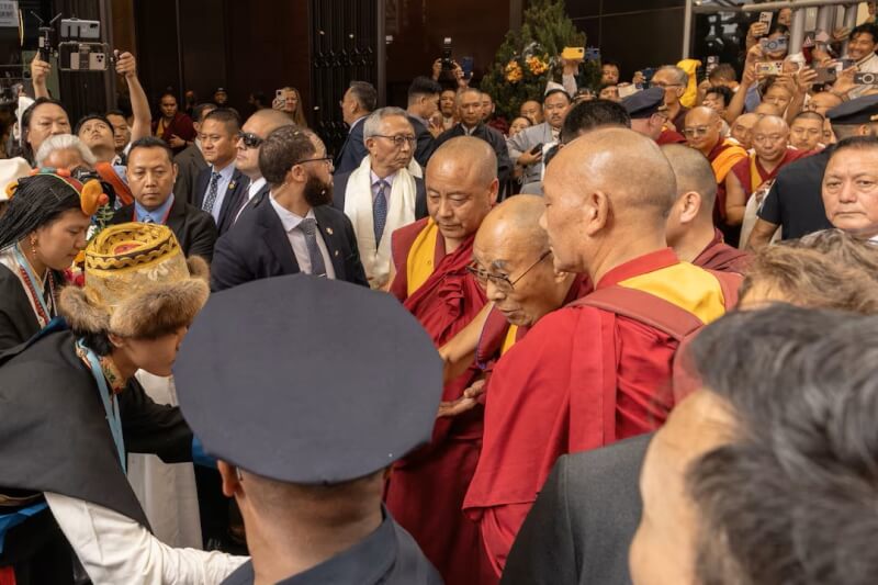 西藏精神领袖达赖喇嘛23日赴纽约接受治疗，民众热烈欢迎。（路透社）