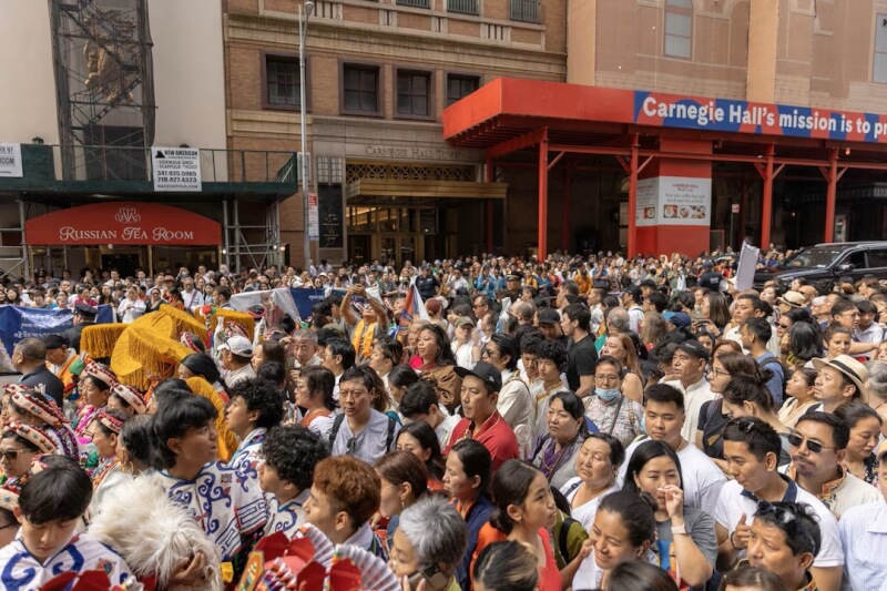 大批追随者聚集在达赖喇嘛下榻的曼哈顿饭店外。（路透社）