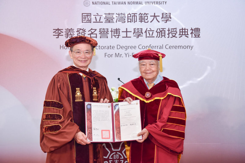 台灣師範大學校長吳正己（左）頒發名譽博士學位證書給台師大傑出校友、承德油脂董事長李義發（右），表彰其對台灣能源轉型與永續發展的卓越成就與貢獻。（台師大提供）中央社記者許秩維傳真  113年6月24日