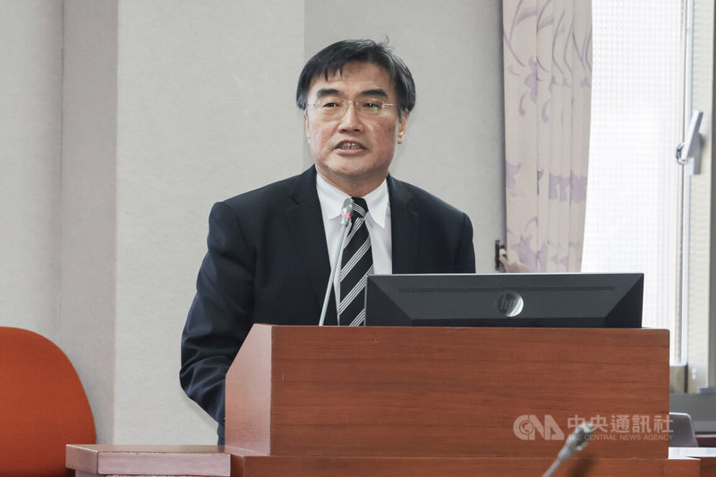 針對國民黨立委批評大法官沒有民意基礎、是民進黨看門狗等說法,司法院副祕書長黃麟倫(圖)24日在立法院受訪回應指出,這樣的評論是否公允,社會大眾自有公斷。中央社記者裴禛攝 113年6月24日