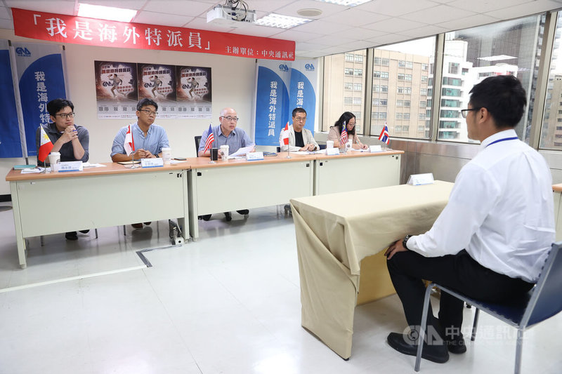 中央社第7屆「我是海外特派員」24日進行複選,其中口試由5名口試委員向學員提問,內容包括國際新聞、時事觀點等相關內容,也從中考核學員的英語表達能力。中央社記者謝佳璋攝 113年6月24日