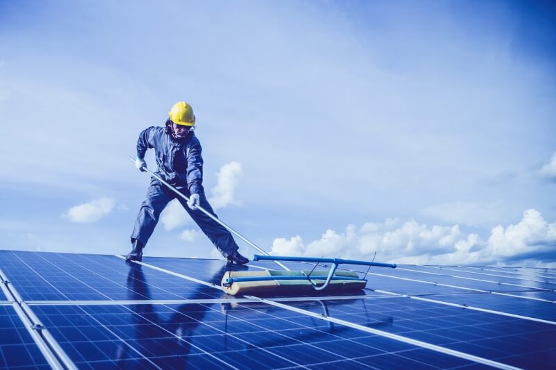 近10年綠領職缺成長達10倍,圖為光電工作人員清理太陽能板。(圖取自pixabay圖庫)