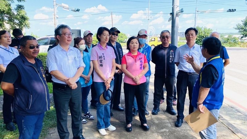 台中后里區居民日前聞到刺鼻味,懷疑是中科后里園區某科技廠利用夜間排放不明氣體;國民黨立委楊瓊瓔(前左4)24日邀集相關單位會勘,中市府環保局並裝設24小時影像監測器,盼釐清污染源頭。(立委楊瓊瓔提供)中央社記者趙麗妍傳真 113年6月24日
