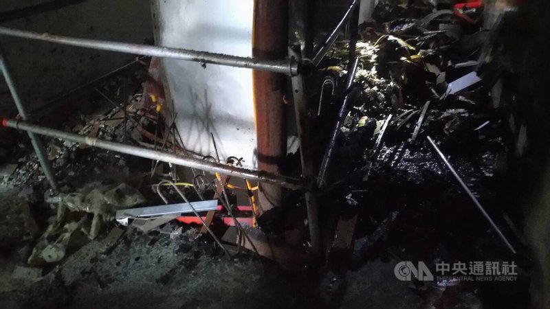 台中市西屯區七期重劃區內1處建案大樓24日中午發生火警，警消獲報到場撲滅，初步調查為管道間廢棄物引起。（翻攝照片）中央社記者蘇木春傳真  113年6月24日
