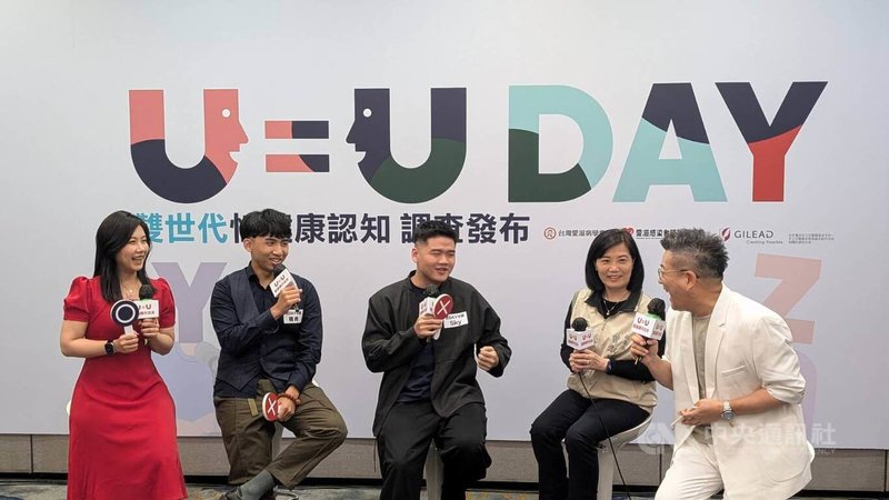 愛滋感染者權益促進會24日發布「雙世代性健康觀念調查報告」,並邀請網紅代表小瑜老師(左起)、「茫day不錄」鴨肉、Sky與疾管署發言人曾淑慧(右2)對談性病傳播風險,由藝人沈玉琳(右1)主持。中央社記者曾以寧攝 113年6月24日