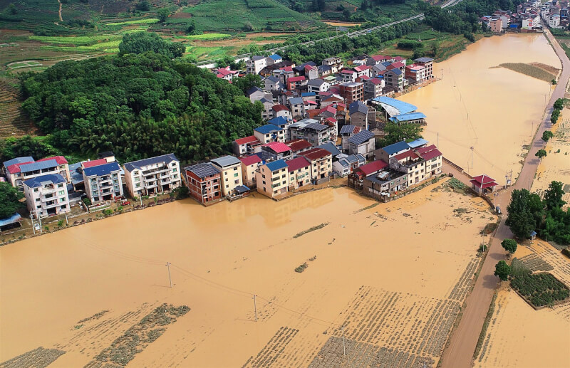 圖為福建省南平市政和縣東平鎮農地16日被洪水淹沒。（中新社）
