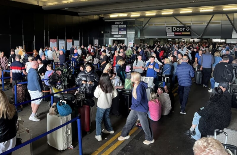 曼徹斯特機場23日發生大規模停電，100多個航班被迫取消，影響數以千計乘客。（路透社）