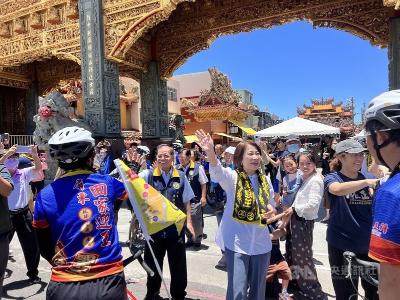 環島7天的屏東迎王祈福車隊25日返抵東港東隆宮，鄉親歡呼聲、鞭炮聲不斷，場面熱鬧，屏東縣長周春米（前右，揮手者）等到場迎接。中央社記者李卉婷攝  113年6月25日