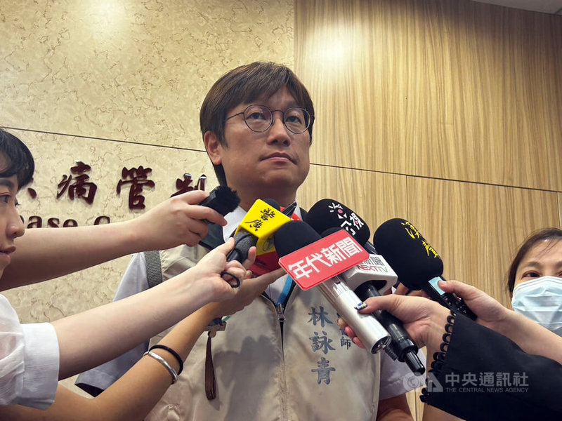 衛生福利部疾病管制署防疫醫師林詠青(中)25日說明,新增COVID-19本土確定病例(併發症)中有2例為1歲上下男童,1人出現哮喘,另名疑併發腦炎仍在加護病房救治。中央社記者曾以寧攝 113年6月25日