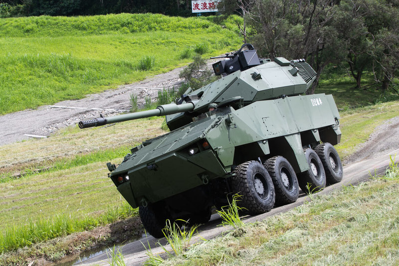 105公厘D2樣車25日在兵整中心執行側斜坡測試。中央社記者游凱翔攝 113年6月25日